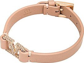 V Logo Signature Leather Bracelet in Rose