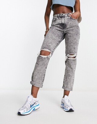 ripped knee boyfriend jeans in light gray acid wash