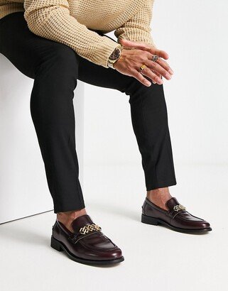 loafers in burgundy faux leather with gold broach detail