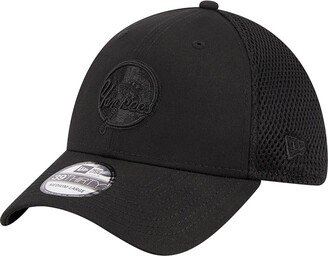 Men's New York Yankees Black-on-Black Neo 39THIRTY Flex Hat