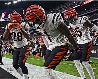 Fanatics Authentic Ja'Marr Chase Joe Mixon & Tee Higgins Cincinnati Bengals Unsigned Celebrating with a Group Griddy Photograph