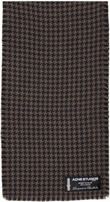 Wool scarf with houndstooth pattern