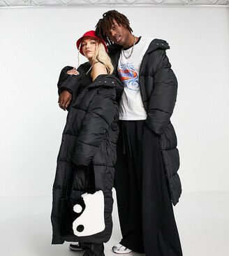 Unisex maxi puffer jacket with hood in black