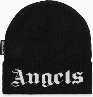 Black beanie with contrasting logo embroidery