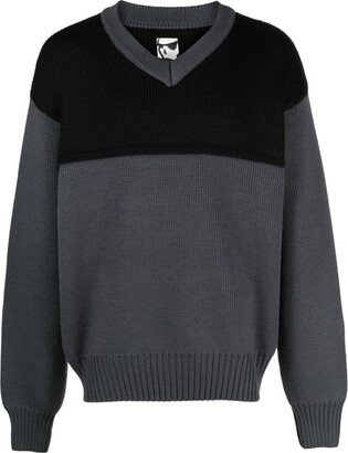 two-tone design V-neck jumper