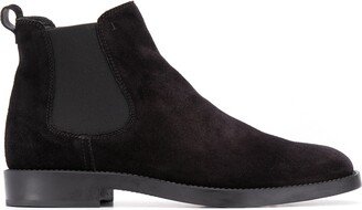 ankle-length Chelsea boots