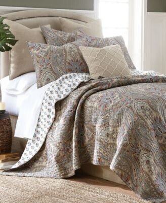 Kasey Damask Quilt Sets