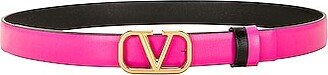 V Logo Signature 20 Reversible Belt in Fuchsia