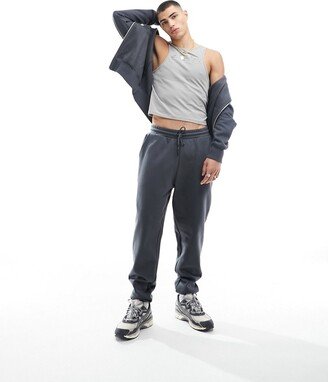 tapered heavyweight sweatpants in washed black