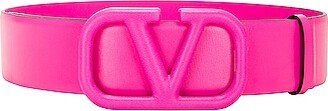 V Logo Signature 40 Belt in Fuchsia