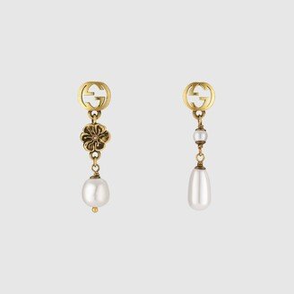 Interlocking G flower pearl earrings