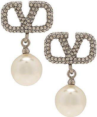 V Logo Signature Pearl Earrings in Metallic Silver