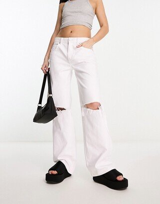 baggy boyfriend jeans in white with knee rips