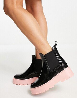 Gadget chunky chelsea wellies in black with pink sole