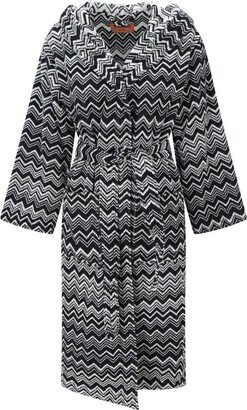 Zig-Zag Patterned Belted Bathrobe