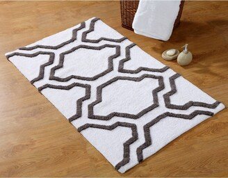 Quatrefoil 34' x 21' Non-Skid Cotton Bath Rug - White/gray