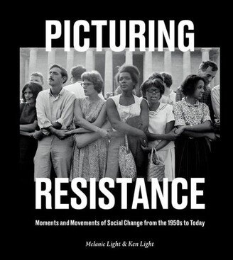 Barnes & Noble Picturing Resistance - Moments and Movements of Social Change from the 1950S to today by Melanie Light