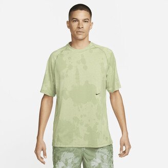 Men's Dri-FIT ADV A.P.S. Engineered Short-Sleeve Fitness Top in Green