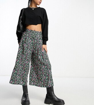 New Look Petite wide leg crop pants in black floral