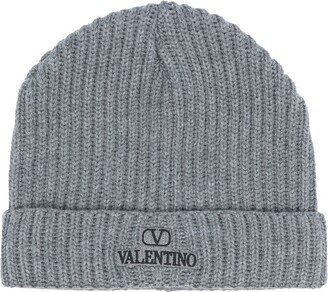 VLogo-embroidered ribbed wool beanie