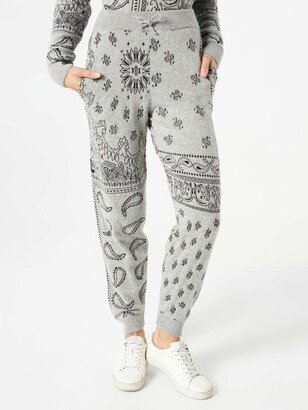 Woman Lightweight Knit Sweatpants With Grey Bandanna Print