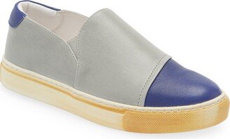 Noor Slip-On Sneaker